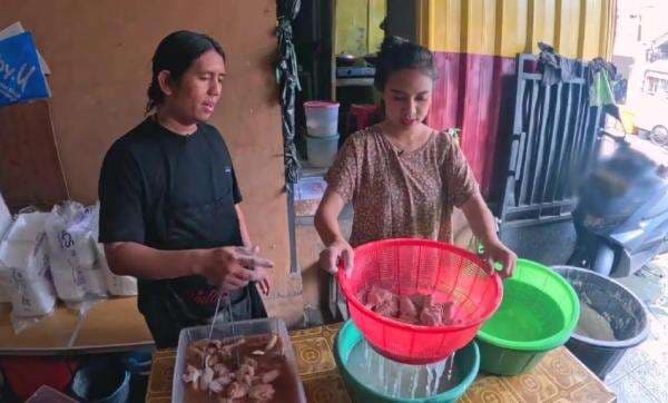 Gara-Gara Nobar, Azia Jadi Asisten Chef Dadakan dan Kacau Total Gara-Gara Nobar, Azia Jadi Asisten Chef Dadakan dan Kacau Total