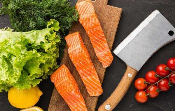 Salmon vs Ayam, Mana yang Lebih Sehat dan Tinggi Protein? Salmon vs Ayam, Mana yang Lebih Sehat dan Tinggi Protein?
