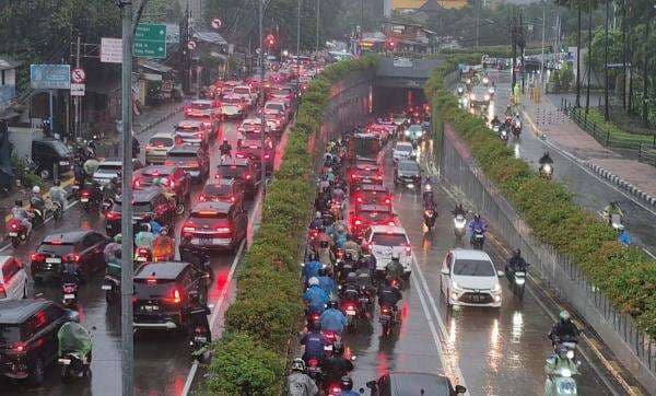 Hujan Deras, Arus Lalu Lintas Kebayoran Lama Padat Merayap Hujan Deras, Arus Lalu Lintas Kebayoran Lama Padat Merayap