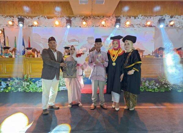 Mengharukan, Pedagang Singkong Rebus Hantarkan Puterinya Raih Gelar Sarjana di Unigoro Mengharukan, Pedagang Singkong Rebus Hantarkan Puterinya Raih Gelar Sarjana di Unigoro