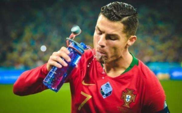 Rahasia Ilmiah di Balik Ritual Minum Air Unik Cristiano Ronaldo yang Mengejutkan Dunia Rahasia Ilmiah di Balik Ritual Minum Air Unik Cristiano Ronaldo yang Mengejutkan Dunia