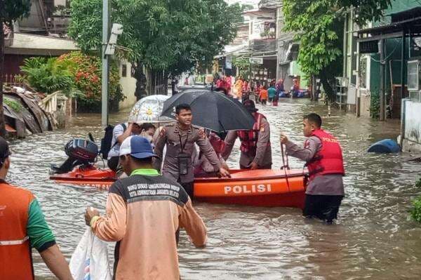 Pondok Karya Jaksel Masih Dikepung Banjir, Warga Naik Perahu Karet Keluar Kompleks Pondok Karya Jaksel Masih Dikepung Banjir, Warga Naik Perahu Karet Keluar Kompleks