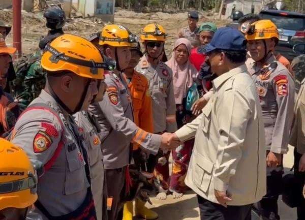 Momen Prabowo Sapa Petugas Pencari Korban Hilang di Tapanuli Selatan Momen Prabowo Sapa Petugas Pencari Korban Hilang di Tapanuli Selatan