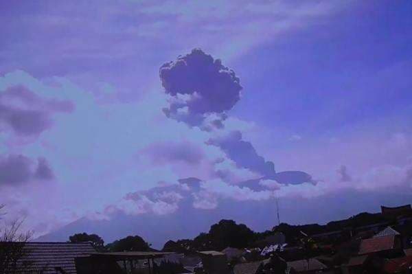 Gunung Marapi Meletus Hari Ini, Muntahkan Kolom Abu Setinggi 1.600 Meter Gunung Marapi Meletus Hari Ini, Muntahkan Kolom Abu Setinggi 1.600 Meter