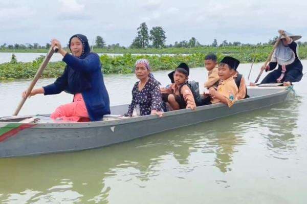1 Desa di Lamongan Terendam Banjir selama Sebulan, Warga Terpaksa Gunakan Perahu 1 Desa di Lamongan Terendam Banjir selama Sebulan, Warga Terpaksa Gunakan Perahu