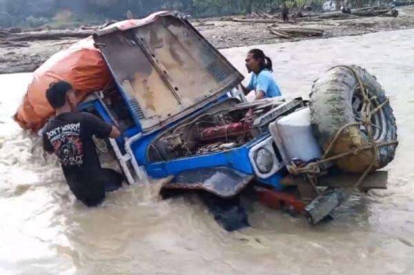Terekam Video Mobil Relawan Bawa Bantuan Logistik Nyaris Hanyut di Sungai Gayo Lues Terekam Video Mobil Relawan Bawa Bantuan Logistik Nyaris Hanyut di Sungai Gayo Lues