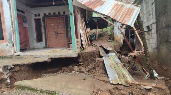 Fenomena Tanah Bergerak, Puluhan Rumah Warga di Banyumas Jateng Rusak Fenomena Tanah Bergerak, Puluhan Rumah Warga di Banyumas Jateng Rusak