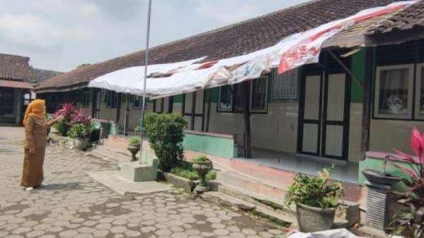 Sekolah Rusak Diterjang Angin Kencang, Siswa SDN di Boyolali Dipindahkan Sementara Sekolah Rusak Diterjang Angin Kencang, Siswa SDN di Boyolali Dipindahkan Sementara