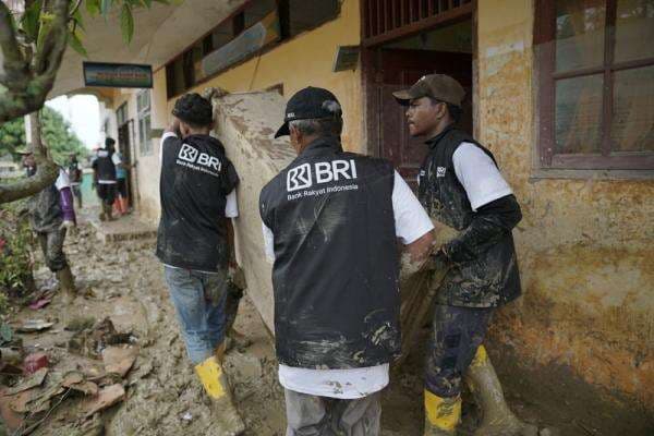 Dukung Pemulihan Pascabencana, Relawan BRI Peduli Bersih-bersih Sekolah di Aceh Tamiang Dukung Pemulihan Pascabencana, Relawan BRI Peduli Bersih-bersih Sekolah di Aceh Tamiang