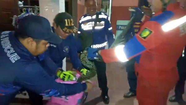 Warga Palangkaraya Dikejutkan Kemunculan Ular Piton Sepanjang Dua Meter di Dapur Rumah Warga Palangkaraya Dikejutkan Kemunculan Ular Piton Sepanjang Dua Meter di Dapur Rumah