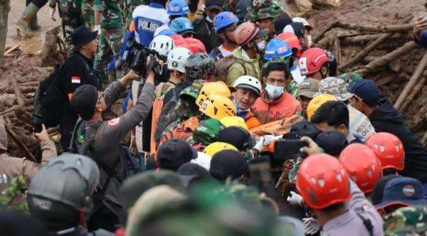 Update Bencana Longsor Cisarua, Basarnas: 53 Body Part Diserahkan ke Tim DVI Update Bencana Longsor Cisarua, Basarnas: 53 Body Part Diserahkan ke Tim DVI