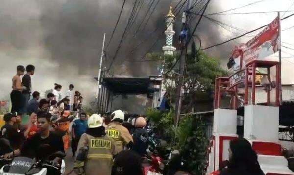 Kebakaran Melahap Rumah di Jatipulo Jakbar, Belasan Mobil Damkar Diterjunkan Kebakaran Melahap Rumah di Jatipulo Jakbar, Belasan Mobil Damkar Diterjunkan