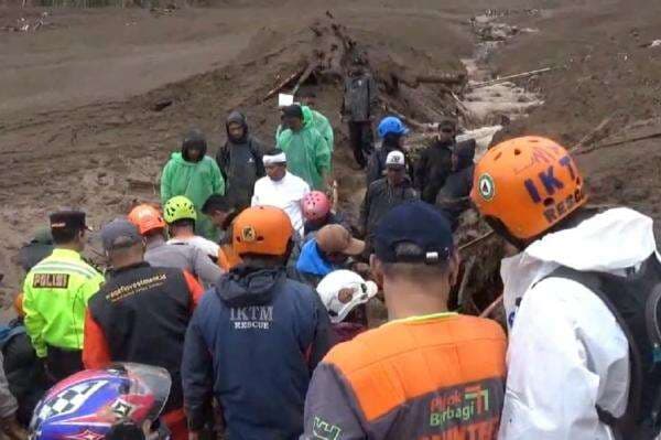 Longsor Cisarua Bandung Barat, Pemerintah Modifikasi Cuaca Permudah Evakuasi Korban Longsor Cisarua Bandung Barat, Pemerintah Modifikasi Cuaca Permudah Evakuasi Korban