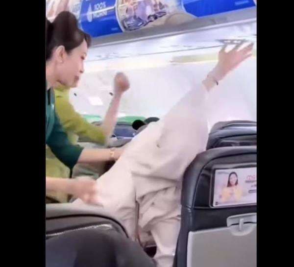 Viral Aksi Menegangkan Dokter Selamatkan Balita Kejang-Kejang di Pesawat, Begini Kronologinya Viral Aksi Menegangkan Dokter Selamatkan Balita Kejang-Kejang di Pesawat, Begini Kronologinya