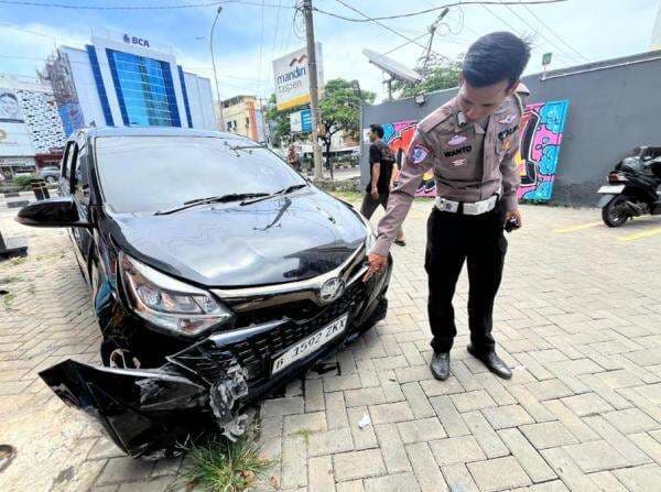 Toyota Calya Tabrak Honda HRV di Jalan Margonda Depok Toyota Calya Tabrak Honda HRV di Jalan Margonda Depok