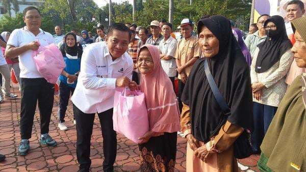 Peduli Lansia di Karawang, Bupati Luncurkan Program Sosial "Nyaah Ka Kolot" Peduli Lansia di Karawang, Bupati Luncurkan Program Sosial "Nyaah Ka Kolot"