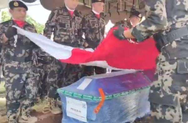 Tangis Keluarga Iringi Pemakaman Yoga Naufal Korban Pesawat ATR Tangis Keluarga Iringi Pemakaman Yoga Naufal Korban Pesawat ATR