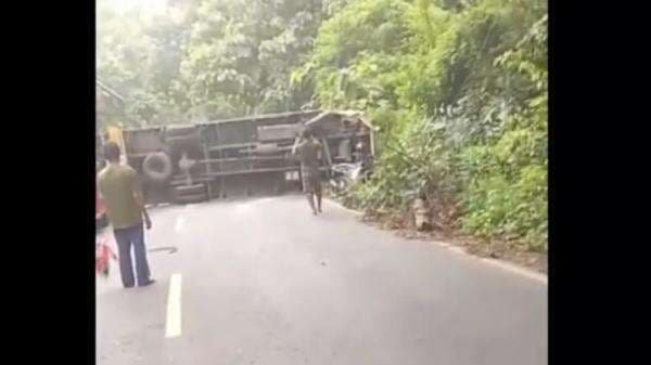 4 Kendaraan Kecelakaan Beruntun di Bangkalan, 1 Orang Tewas 4 Kendaraan Kecelakaan Beruntun di Bangkalan, 1 Orang Tewas