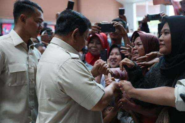 Ibu Siswa SD Kalibaru yang Ditabrak Mobil MBG Terharu Dijenguk Prabowo di RS Ibu Siswa SD Kalibaru yang Ditabrak Mobil MBG Terharu Dijenguk Prabowo di RS