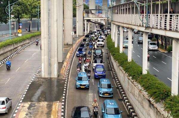 Jakarta Hujan, Lalu Lintas di Kuningan Padat Merayap Jakarta Hujan, Lalu Lintas di Kuningan Padat Merayap