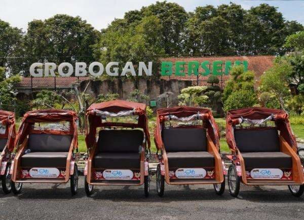 Penarik Becak Lansia Grobogan Bersyukur Terima Becak Listrik dan Anak Dapat MBG dari Presiden Prabowo Penarik Becak Lansia Grobogan Bersyukur Terima Becak Listrik dan Anak Dapat MBG dari Presiden Prabowo