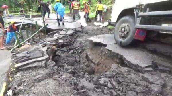 Jalan Nasional Sukabumi Ambles, Akses Wisata Geopark Ciletuh Putus Total Jalan Nasional Sukabumi Ambles, Akses Wisata Geopark Ciletuh Putus Total