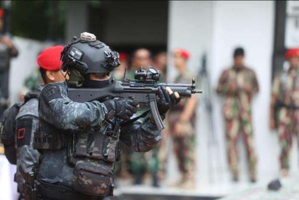 Pelibatan TNI Tangani Terorisme Bentuk Kesiapan Pertahanan dan Penegakan Kedaulatan Negara! Pelibatan TNI Tangani Terorisme Bentuk Kesiapan Pertahanan dan Penegakan Kedaulatan Negara!