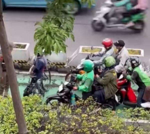 Viral Aksi Berani Pesepeda Wanita Adang Pemotor Masuk Jalur Sepeda di Sudirman Viral Aksi Berani Pesepeda Wanita Adang Pemotor Masuk Jalur Sepeda di Sudirman