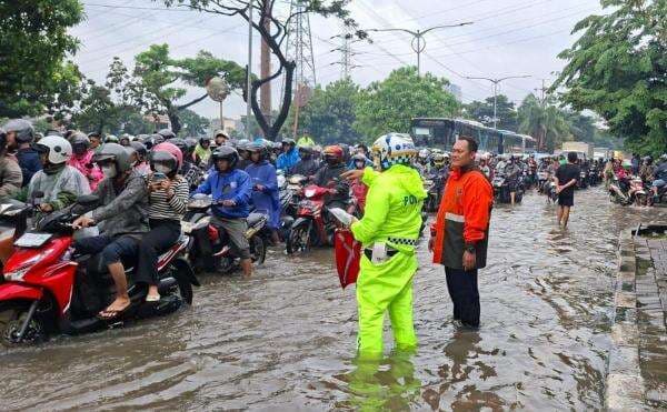 Pemotor Lawan Arah Imbas Banjir di Daan Mogot Jakbar, Lalin Macet Pemotor Lawan Arah Imbas Banjir di Daan Mogot Jakbar, Lalin Macet