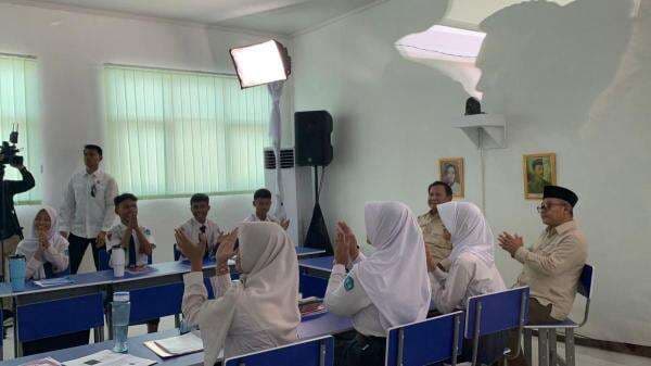 Prabowo Tinjau Program Digitalisasi Pembelajaran dengan Smartboard di SMPN 4 Kota Bekasi Prabowo Tinjau Program Digitalisasi Pembelajaran dengan Smartboard di SMPN 4 Kota Bekasi