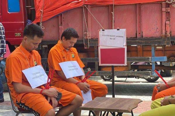 Bos Bimbel Dwi Hartono Tertunduk Lesu saat Rekonstruksi Pembunuhan Kacab Bank BUMN Bos Bimbel Dwi Hartono Tertunduk Lesu saat Rekonstruksi Pembunuhan Kacab Bank BUMN