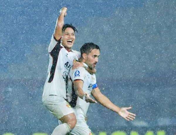 Hasil Babak Pertama Persija Jakarta vs Persik Kediri: Gol Indah Ezra Walian Bawa Macan Putih Unggul 1-0! Hasil Babak Pertama Persija Jakarta vs Persik Kediri: Gol Indah Ezra Walian Bawa Macan Putih Unggul 1-0!