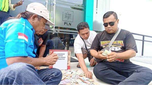 Panas! PKL Jombang Adu Mulut dengan Satpam PLN saat Serahkan Donasi Denda Listrik, Begini Endingnya Panas! PKL Jombang Adu Mulut dengan Satpam PLN saat Serahkan Donasi Denda Listrik, Begini Endingnya