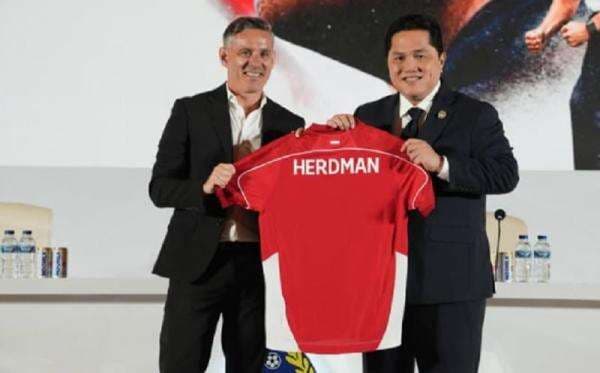 John Herdman Beri Pesan Khusus untuk Suporter Timnas Indonesia John Herdman Beri Pesan Khusus untuk Suporter Timnas Indonesia