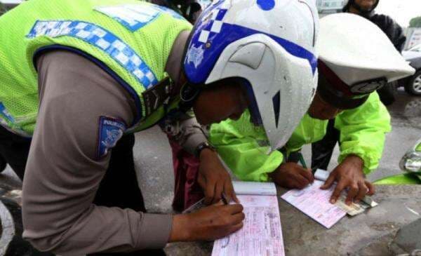 Update Operasi Zebra: 2.189 Pelanggar Tak Pakai Helm, 1.394 Tak Pakai Sabuk Pengaman Update Operasi Zebra: 2.189 Pelanggar Tak Pakai Helm, 1.394 Tak Pakai Sabuk Pengaman
