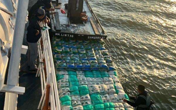 Bakamla Gagalkan Pengiriman 5 Ton Beras dan 14,6 Ton Gula Pasir Ilegal dari Malaysia Bakamla Gagalkan Pengiriman 5 Ton Beras dan 14,6 Ton Gula Pasir Ilegal dari Malaysia
