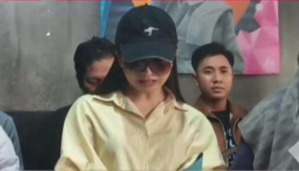 Identitas Sister Hong Lombok Terbongkar! Akhirnya Buka Suara dan Bantah Tuduhan Salat Pakai Mukena Identitas Sister Hong Lombok Terbongkar! Akhirnya Buka Suara dan Bantah Tuduhan Salat Pakai Mukena