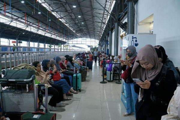 Lima Hari Mudik Lebaran, Stasiun di Semarang Kedatangan 43 Ribu Pemudik Lima Hari Mudik Lebaran, Stasiun di Semarang Kedatangan 43 Ribu Pemudik