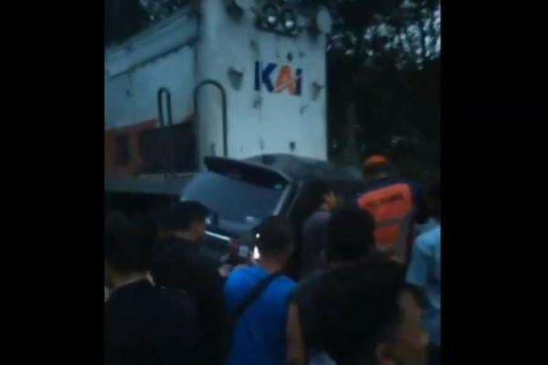 Kronologi Kecelakaan Kereta Api Tabrak Mobil Avanza Tewaskan 9 Orang di Tebing Tinggi Kronologi Kecelakaan Kereta Api Tabrak Mobil Avanza Tewaskan 9 Orang di Tebing Tinggi