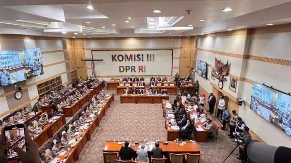 Komisi III DPR Kompak Tolak Polri di Bawah Kementerian Komisi III DPR Kompak Tolak Polri di Bawah Kementerian