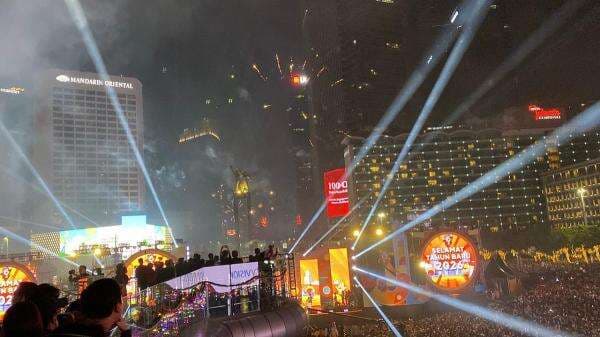 Meski Dilarang, Kembang Api Tetap Meriahkan Malam Tahun Baru di Bundaran HI Meski Dilarang, Kembang Api Tetap Meriahkan Malam Tahun Baru di Bundaran HI