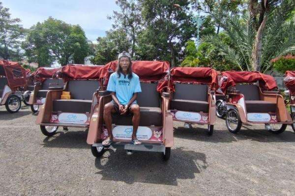 27 Tahun Sewa Becak, Suhadi Terharu Dapat Becak Listrik dari Presiden Prabowo 27 Tahun Sewa Becak, Suhadi Terharu Dapat Becak Listrik dari Presiden Prabowo