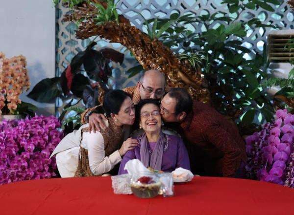 Megawati Rayakan HUT Ke-79 di Istana Batu Tulis, Diberi Kado Merawat Pertiwi Megawati Rayakan HUT Ke-79 di Istana Batu Tulis, Diberi Kado Merawat Pertiwi