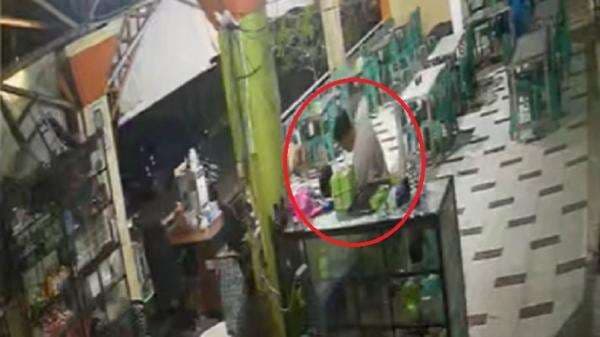 Brutal! Pengunjung Tikam Karyawan Kafe di Parepare Terekam CCTV Brutal! Pengunjung Tikam Karyawan Kafe di Parepare Terekam CCTV