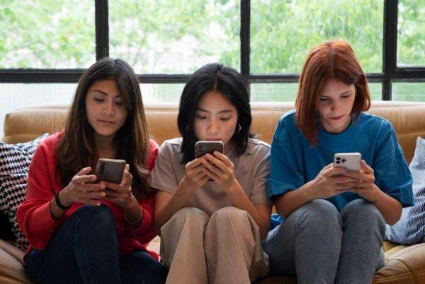 Dampak Negatif Media Sosial terhadap Kesehatan Mental Remaja Dampak Negatif Media Sosial terhadap Kesehatan Mental Remaja