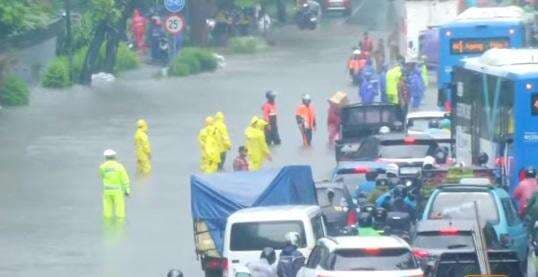 12 RT dan 17 Ruas Jalan di Jakarta Terendam Banjir Imbas Hujan Deras 12 RT dan 17 Ruas Jalan di Jakarta Terendam Banjir Imbas Hujan Deras
