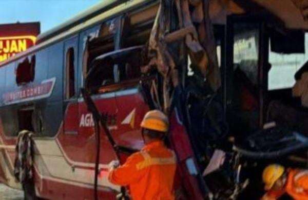 Sopir Bus Diduga Mengantuk jadi Penyebab Kecelakaan Maut di Tol Cipali Purwakarta Sopir Bus Diduga Mengantuk jadi Penyebab Kecelakaan Maut di Tol Cipali Purwakarta