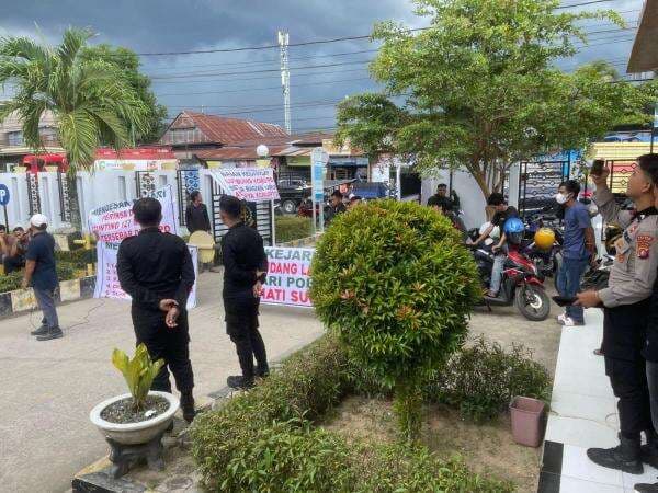 Polres Polman Amankan Aksi Unjuk Rasa Gerakan Aktivis Anti Korupsi Polewali Mandar Polres Polman Amankan Aksi Unjuk Rasa Gerakan Aktivis Anti Korupsi Polewali Mandar