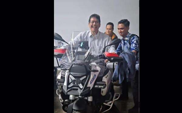 Viral Momen Iseng Menkeu Purbaya Naik Moge Patwal Viral Momen Iseng Menkeu Purbaya Naik Moge Patwal