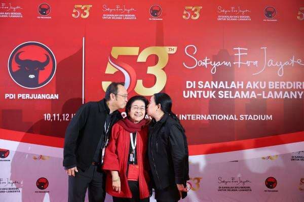 Momen Prananda dan Puan Kompak Cium Pipi Megawati saat Penutupan Rakernas PDIP Momen Prananda dan Puan Kompak Cium Pipi Megawati saat Penutupan Rakernas PDIP